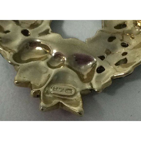 Vintage Monet Christmas Wreath Lapel Pin Brooch Holiday Gold Tone Green Red Bow - Picture 4 of 4